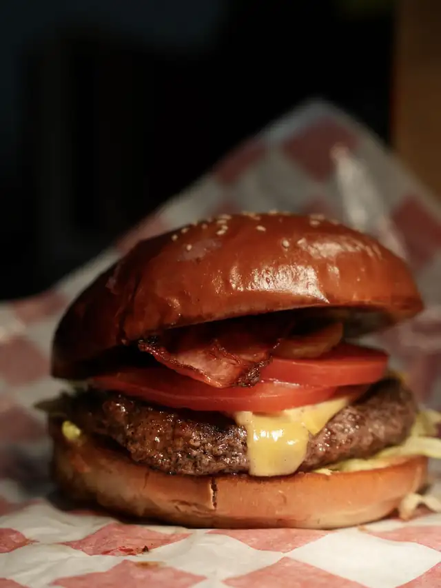 Burger na papierze w kratkę