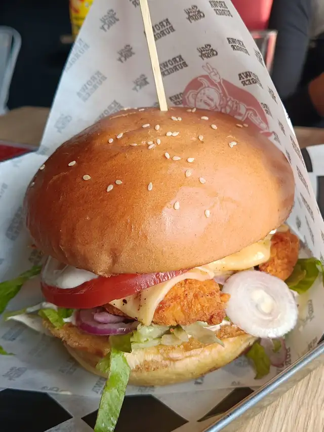 Burger z kurczakiem w papierze