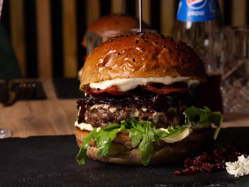 Burger z podwójnym serem na łupku