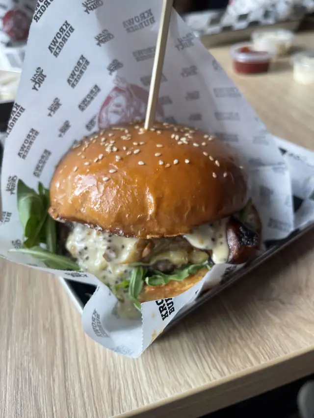 Burger w firmowym papierze