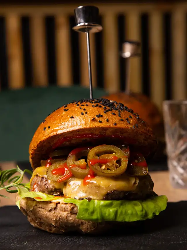 Burger z jalapeño i sałatą