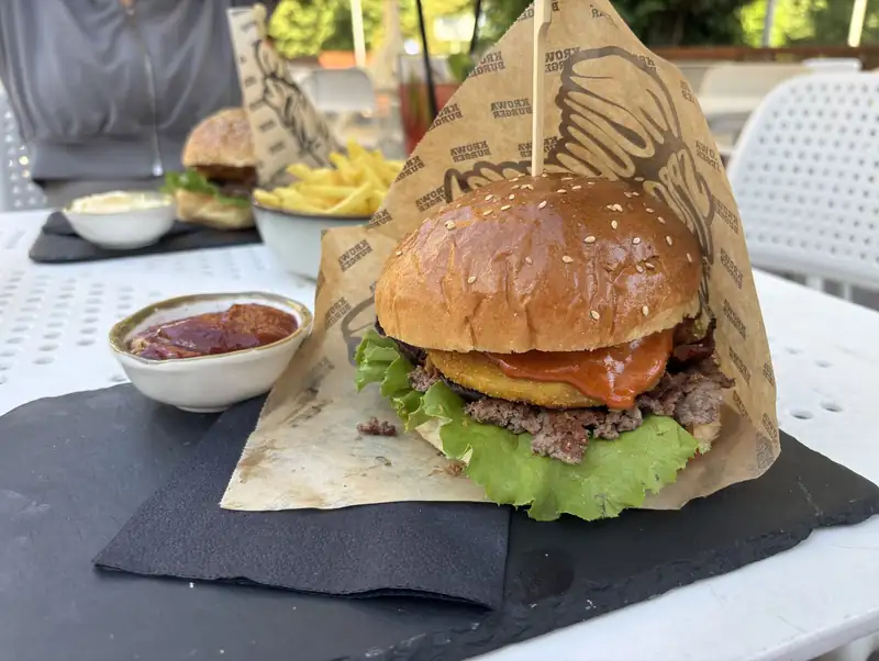 Burger z sałatą i sosem