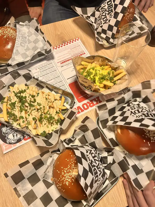 Stół pełen burgerów